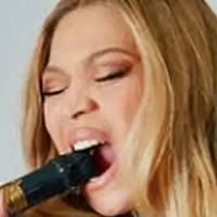 Amara Zammit Meztelen