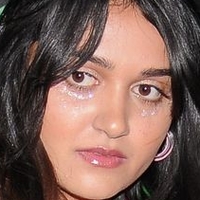 Ariela Barer Meztelen