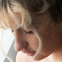 Georgia Louise Meztelen