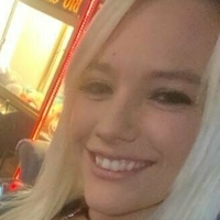 kenna Meztelen