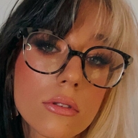 nakedella Meztelen