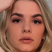 Olivia Clarke Meztelen
