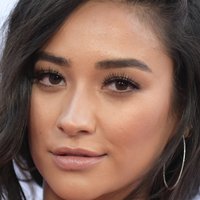 Shay Mitchell Meztelen