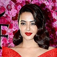 Surveen Chawla Meztelen