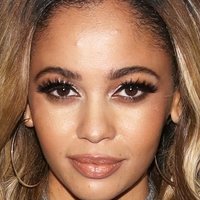 Vanessa Morgan Meztelen